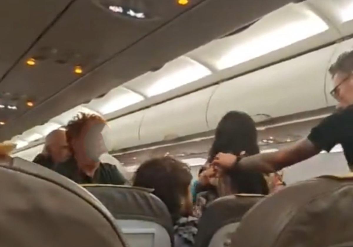 Desembarcan a una viajera que volaba a Bilbao por su comportamiento «agresivo»
