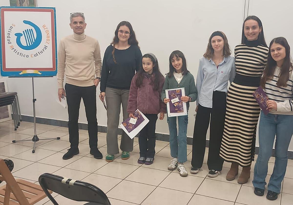 Los jóvenes posan con los diferentes premios literarios.
