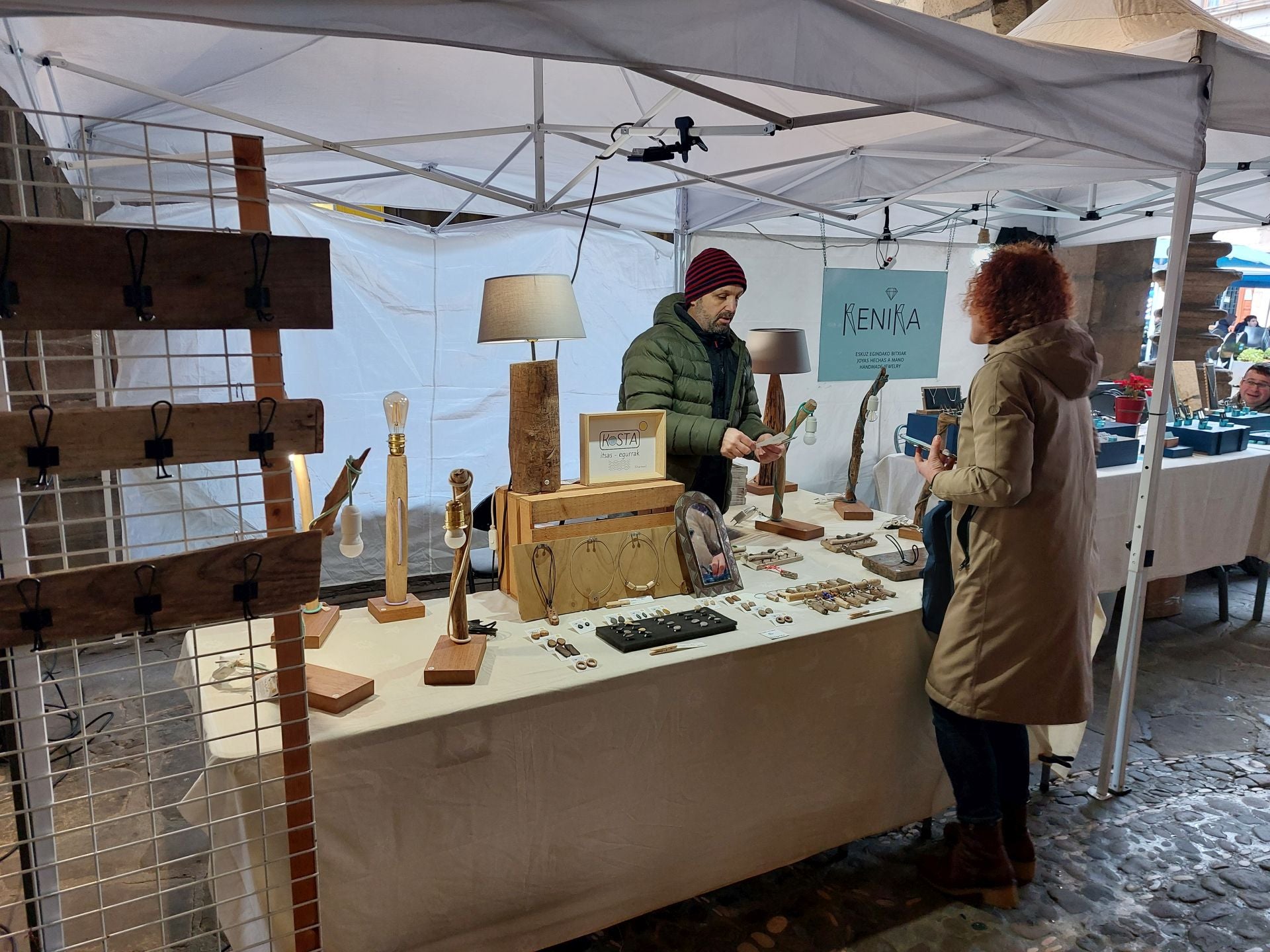 Los visitantes recorrieron los diferentes puestos del pórtico de Santa María en Durango.