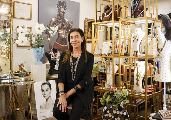 Cierra Pradera, la joyería bilbaína que dio brillo a Isabel Preysler, Ana Obregón, Gunilla von Bismarck... En la imagen, Irama Pradera, segunda generación al frente de este reconocido comercio.