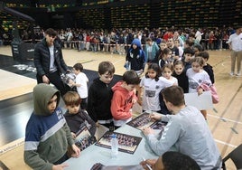 El Bilbao Basket disfruta en Miribilla con los más pequeños por la mañana y visita la cárcel de Basauri por la tarde