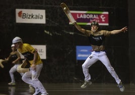 Goitia salta para tratar de encestar una pelota con la derecha.