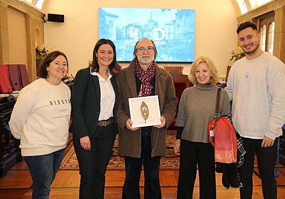 El homenajeado recibió una placa conmemorativa por parte de la la alcaldesa, Mireia Elkoroiribe y concejales del consistorio.