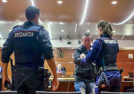 Una ertzaina retira las esposas al ahora condenado en el juicio celebrado en la Audiencia Provincial de Álava.