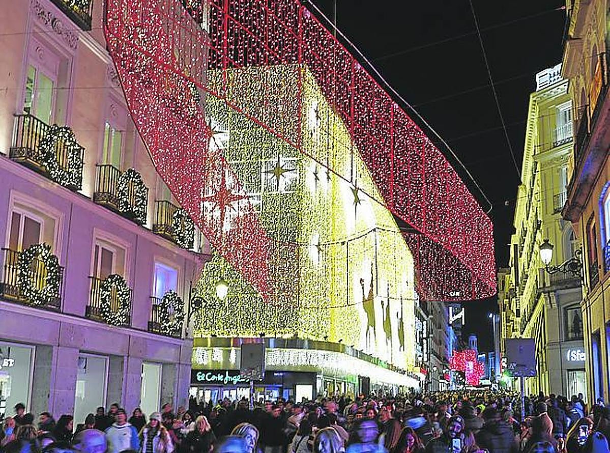 Ambiente navideño en una calle de Madrid.