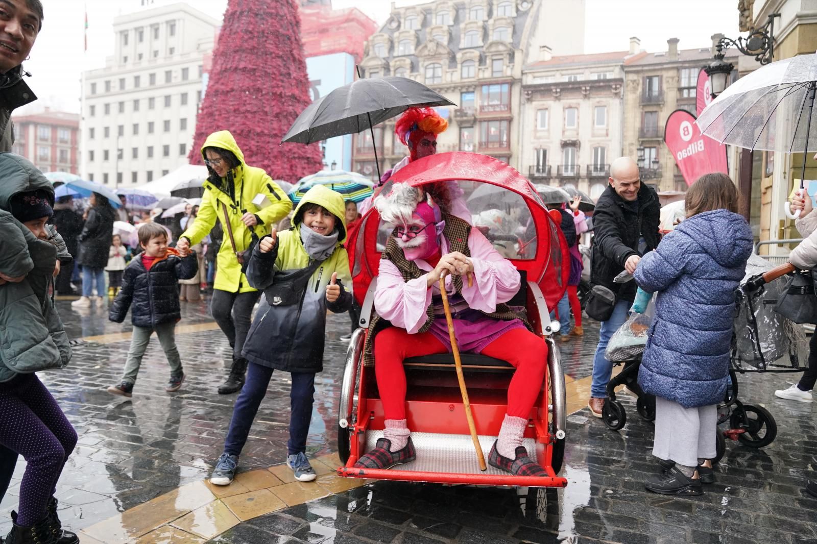 Olentzero y Mari Domingi reciben las últimas cartas de Navidad en Bilbao