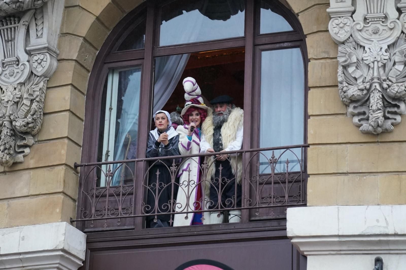 Olentzero y Mari Domingi reciben las últimas cartas de Navidad en Bilbao