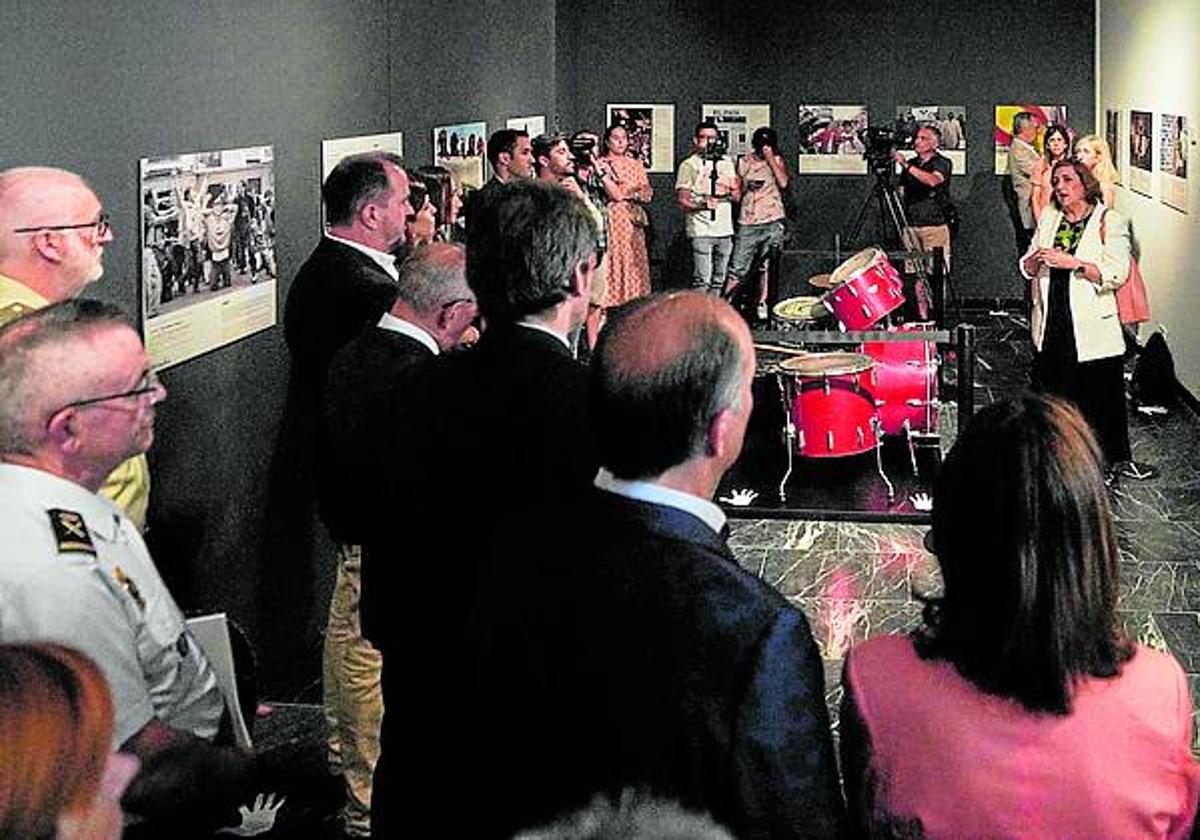 Inauguración de una exposición en el Memorial de Vitoria.