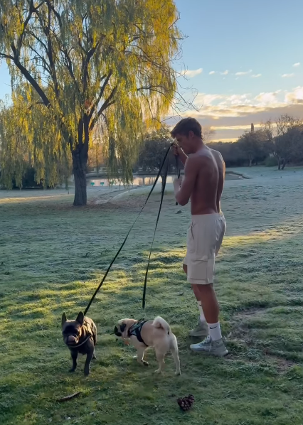 Marcos Llorente responde a las críticas por salir a la calle sin camiseta con cero grados: «A la gente le jode hacerlo y sufrir»