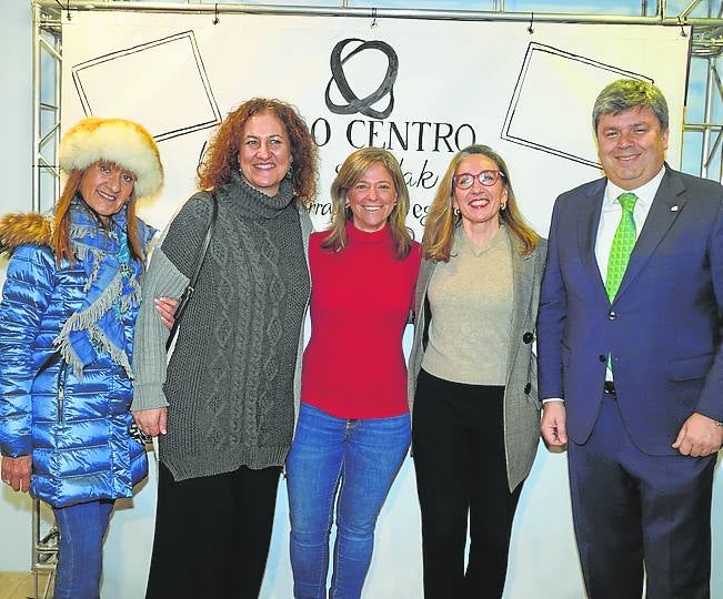 Elena Busturia, Sonia Saenz de Buruaga, Begoña Castaño, Itxaso Erroteta y Juan Ibarretxe. 