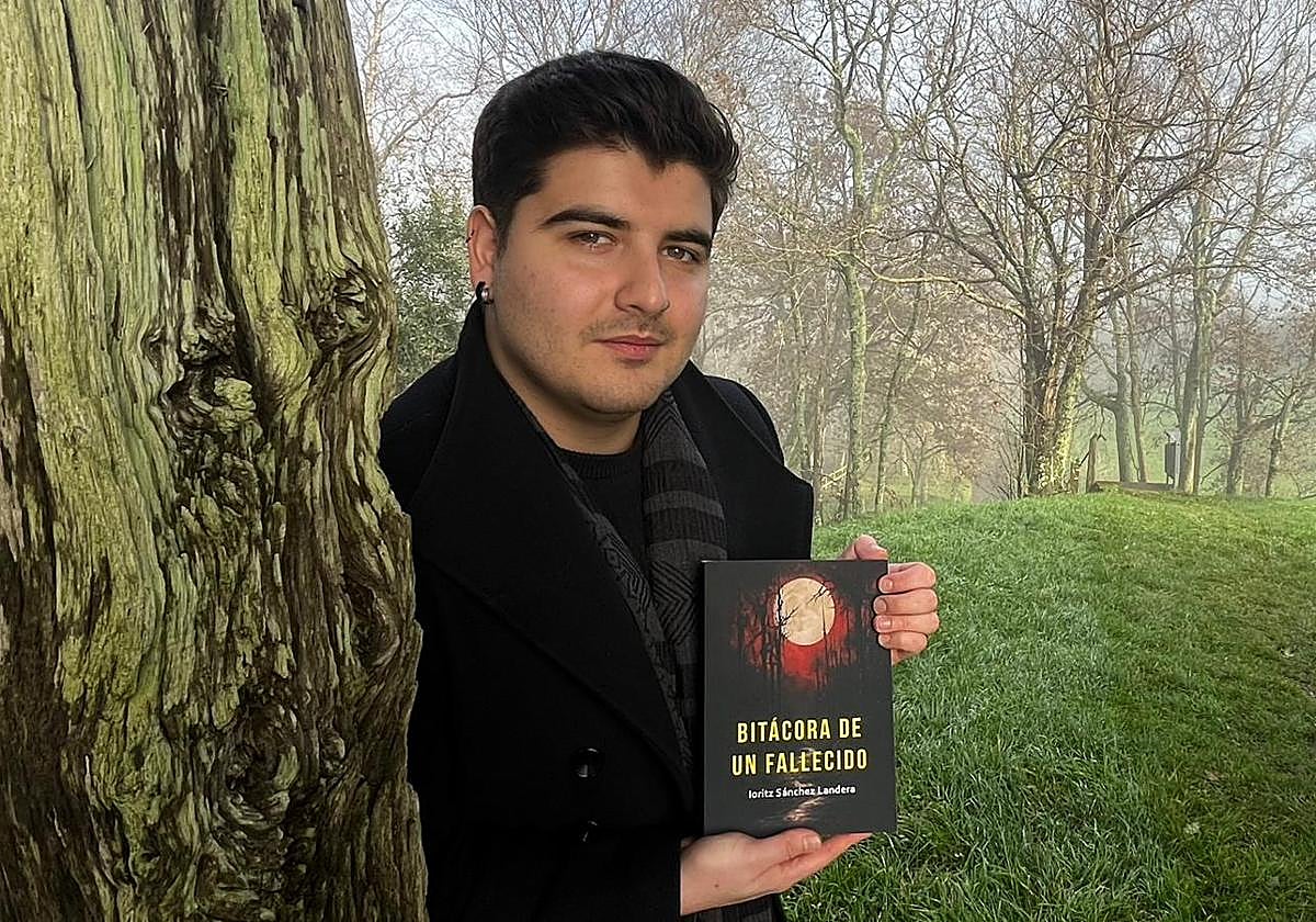 Ioritz Sánche con su último libro, que se presenta esta tarde de jueves en el Museo Euskal Herria de Gernika.