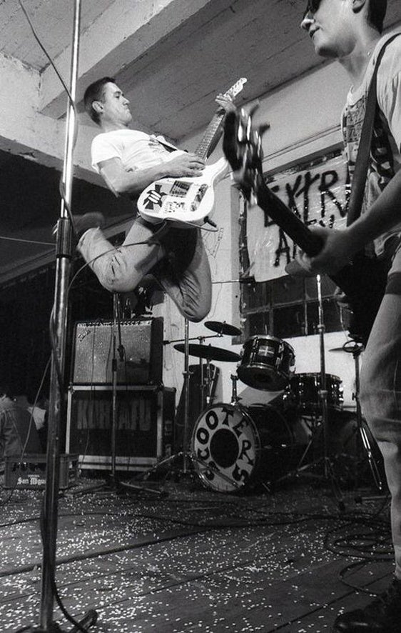 Fermin Muguruza salta en un concierto de Kortatu en el gaztetxe del barrio donostiarra de Egia, en 1987.