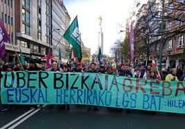 Trabajadores de Uber recorren la Gran Vía de Bilbao durante una manifestación