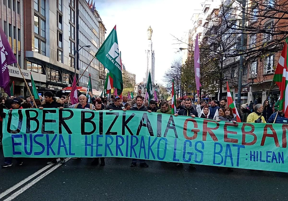 Trabajadores de Uber recorren la Gran Vía de Bilbao durante una manifestación