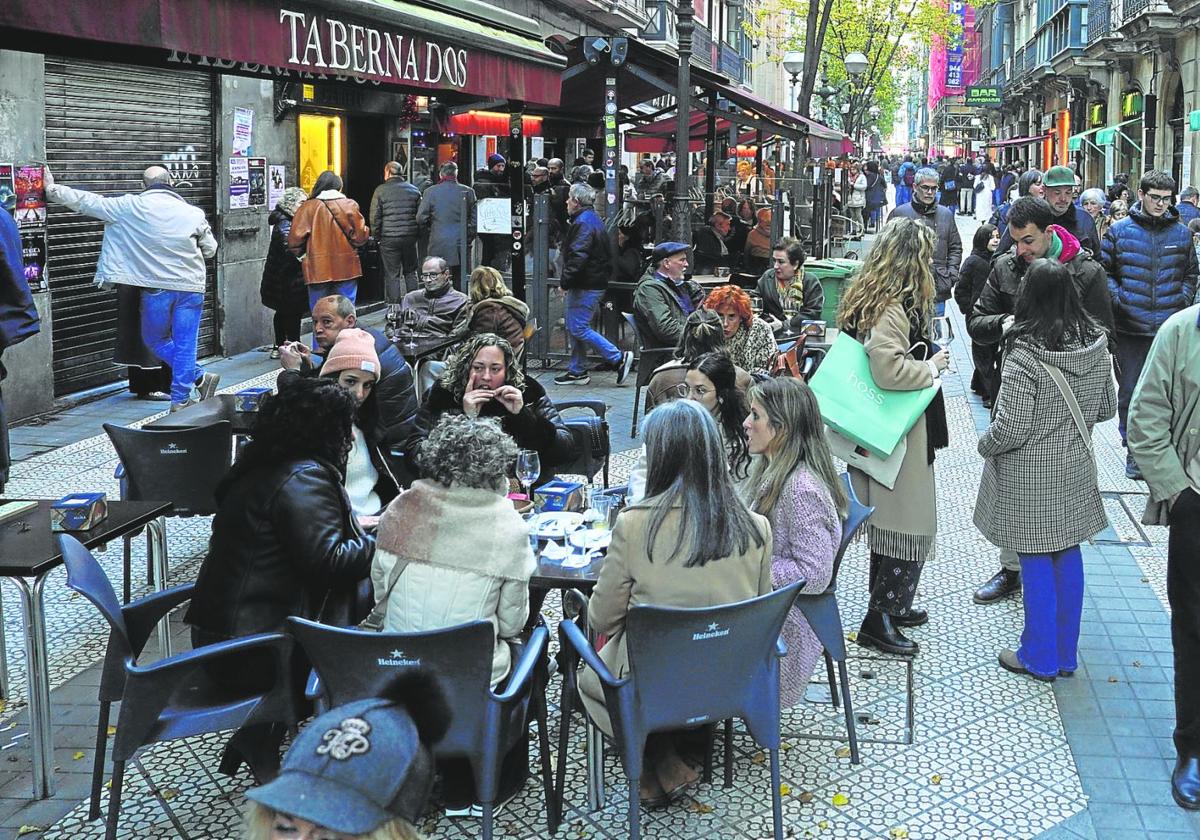 Decenas de personas este jueves en las terrazas de la calle Ledesma