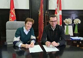 La diputada Foral de Transportes, Movilidad y Turismo Sonia Pérez junto al alcalde de Orduña Iker Santocildes en la firma del acuerdo.