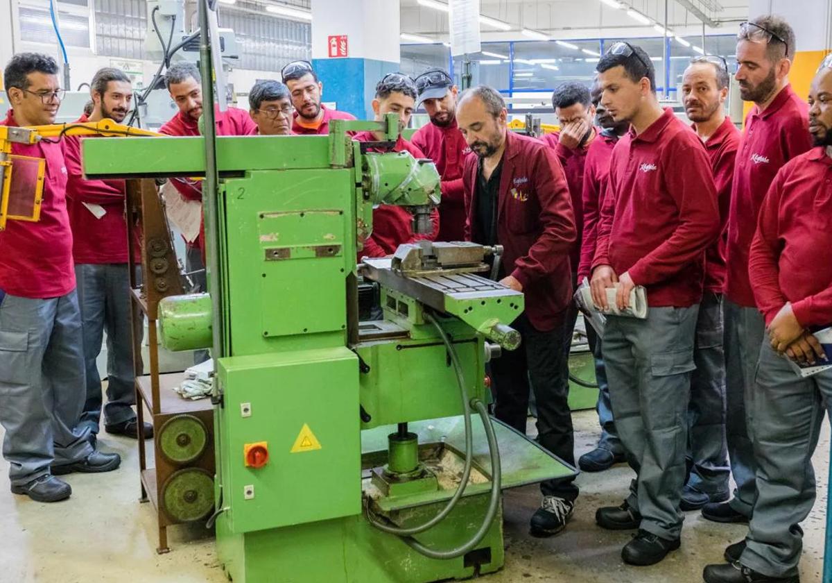 Estudiantes del curso de mecanizado siguen las explicaciones del profesor de Egibide Andrés Fernández.