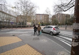 Imagen del cruce entre la calle Olaguíbel y la avenida de Judimendi en la que se produjo el lunes un atropello que acabó siendo mortal.