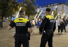 Agentes de la Policía Local, en el centro de Vitoria.