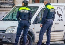 Policías locales de Vitoria patrullan por una calle de la capital alavesa.