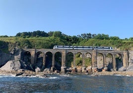 Imagen del tren que discurre por la comarca de Busturialdea a su paso por el viaducto de Mundaka, que será objeto de reparación.