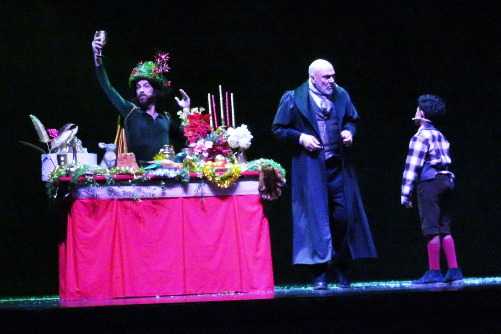 El espíritu de la Navidad presente, Scrooge y Tim.