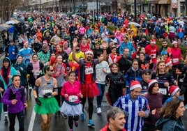 Los disfraces y los complementos navideños abundan entre los participantes de la San Silvestre.