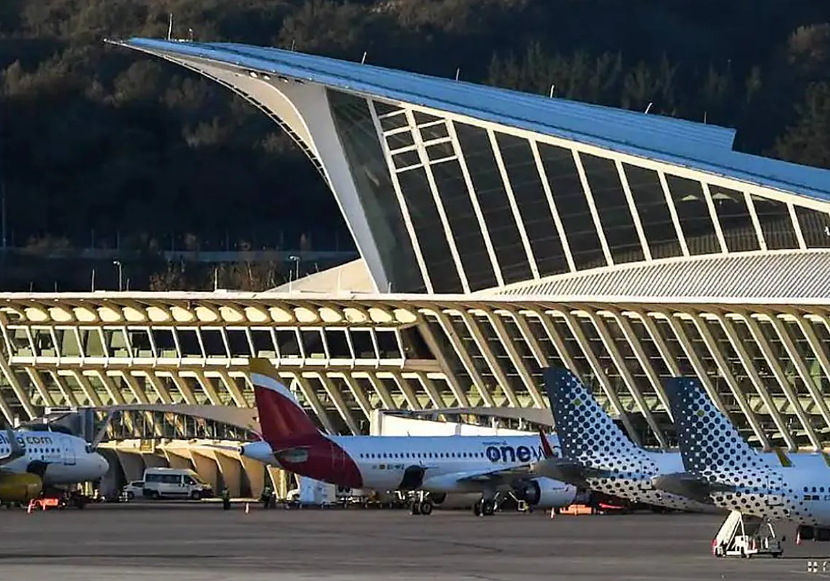 Un avión que volaba de Leeds a Tenerife aterriza de urgencia en Bilbao