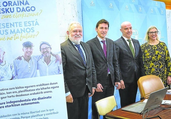 José Ignacio Zudaire, Noël d'Ajou, Mauricio Arregi y Olaia Arrieta, en la presentación de la EPSV el pasado 4 de diciembre.