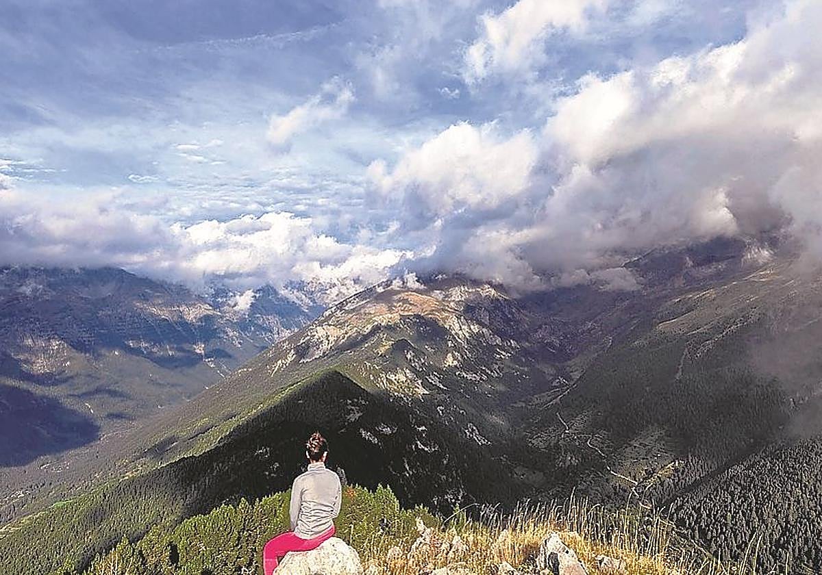 A la izquierda, el valle de Pineta; a la derecha, el de Chisagüés.