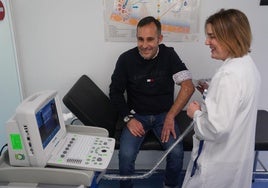 La doctora Cristina Sierra con un paciente con hemofilia en el hospital de Cruces.