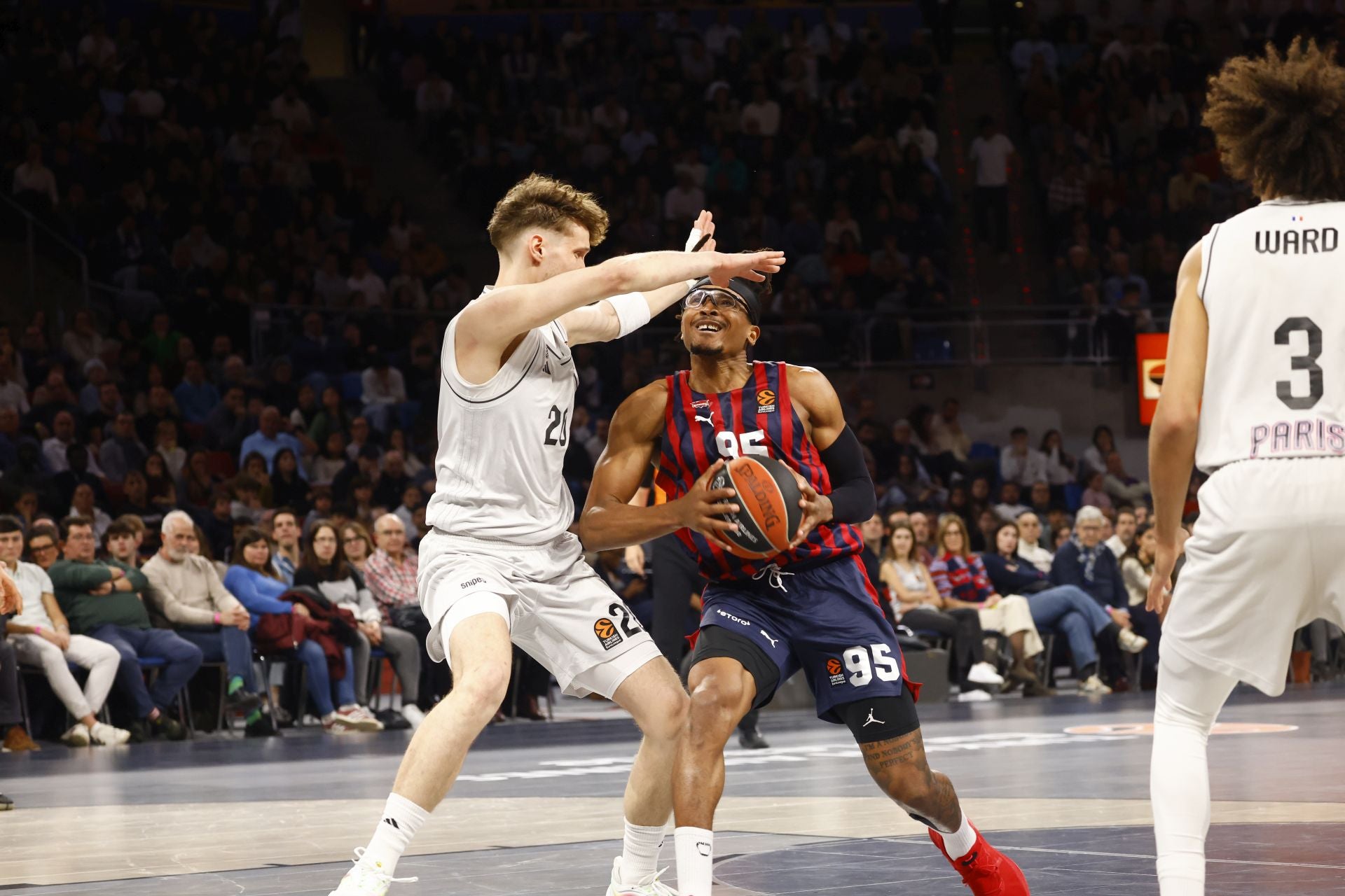 Moneke trata de sortear a un rival en la entrada a canasta.