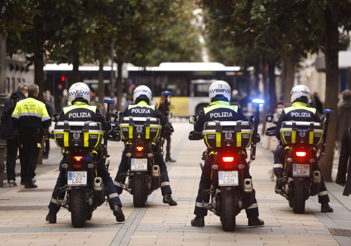 Agentes motorizados de la Policía Local patrullan por la calle Dato de Vitoria.