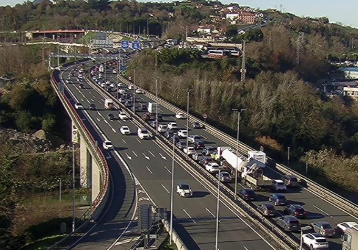 Cuatro kilómetros de retenciones en el corredor del Txorierri, en sentido Barakaldo, debido a tres accidentes