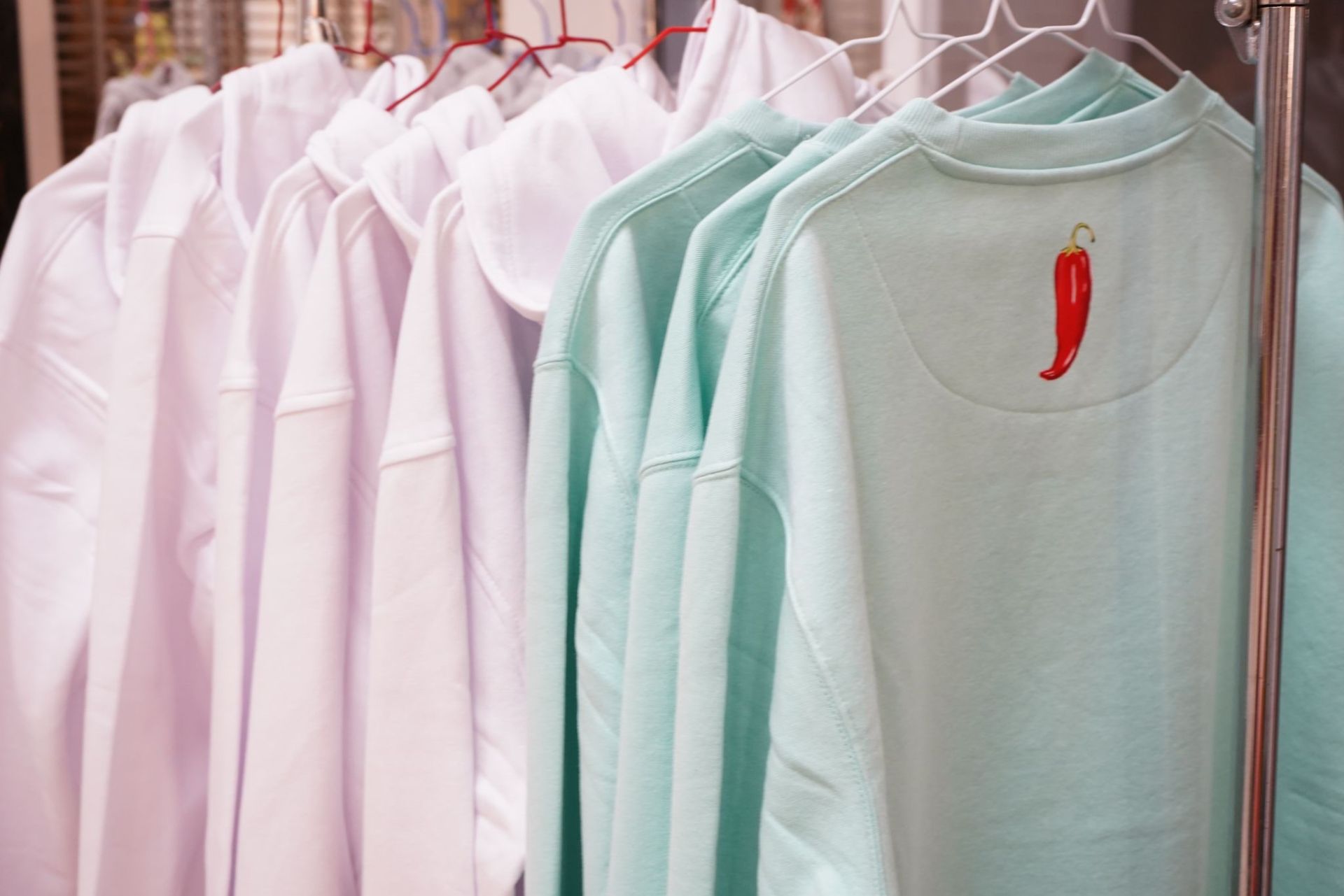 Los Smith, abuelo y nieta, reinventan las sudaderas que triunfaron en los 80 en Bizkaia