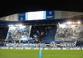 Protestas en Mendizorroza contra los horarios en un partido de Liga.