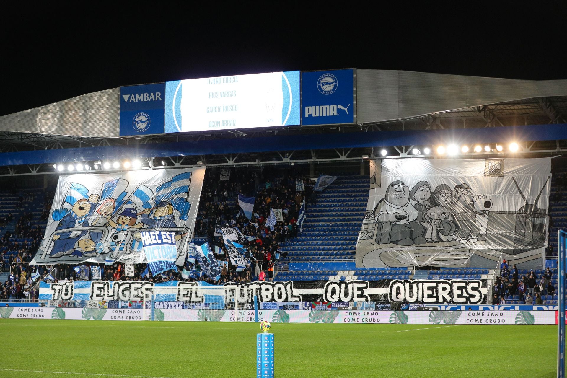 Protestas en Mendizorroza contra los horarios en un partido de Liga.