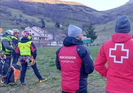 Rescatadores de los servicios autonómicos de Cantabria y del Principado, durante los trabajos conjuntos con el Greim de la Guardia Civil y Cruz Roja, ayer, en el Puesto de Mando instalado en la localidad asturiana de Sotres.