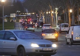 Tráfico en el Sur de Vitoria, una de las zonas con más atascos.