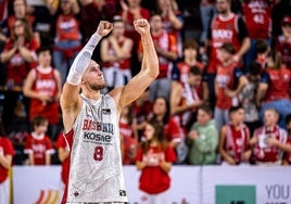 Tadas Sedekerskis celebra el triunfo baskonista en Manresa.
