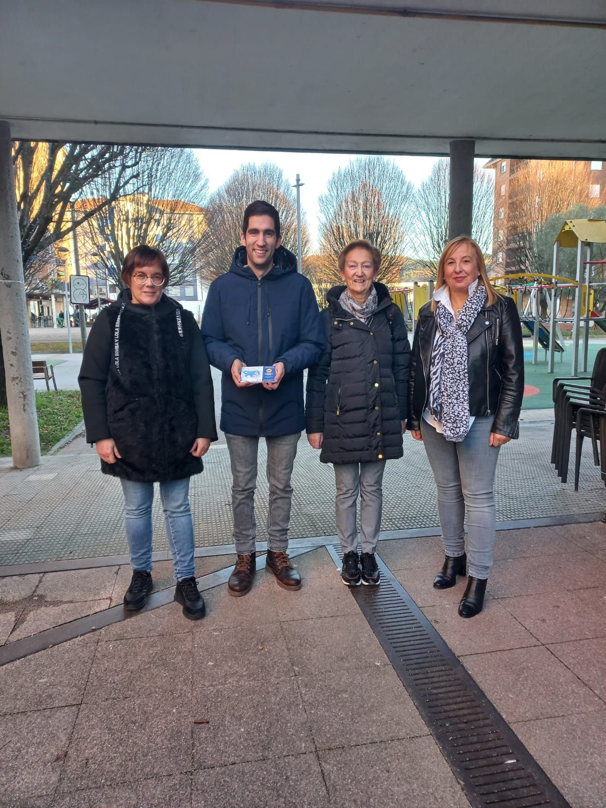 Imagen secundaria 1 - Federópticos Apraiz vence en la segunda edición del concurso de esparates de Navidad en Abadiño