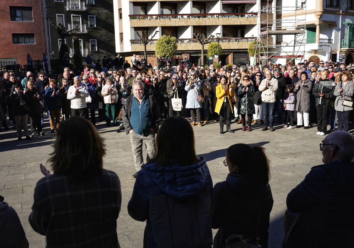 «Llevaban años tirando huevos a la tienda e insultándonos por ser chinos»