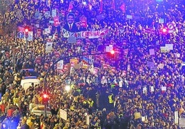 Miles de valencianos salen por tercera vez a la calle contra la gestión de la dana