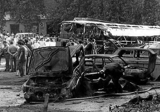 En pleno centro de Madrid. El atentado de ETA en la plaza de la República Dominicana causó la muerte a 12 guardias civiles y dejó 60 civiles heridos.