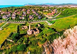 Vista área del Fuerte de La Galea, sobre estas líneas, que lleva décadas abandonado y en el que las zarzas y maleza han invadido su interior.