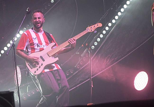En el bis el bajista reapareció con camiseta del Athletic.