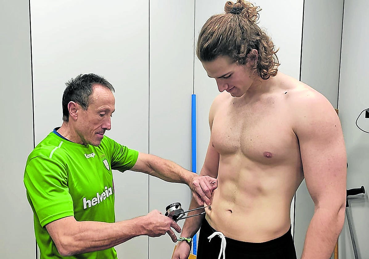 Javier Angulo mide el porcentaje de grasa de un jugador del Anaitasuna. Todos deben estar por debajo del 12%.