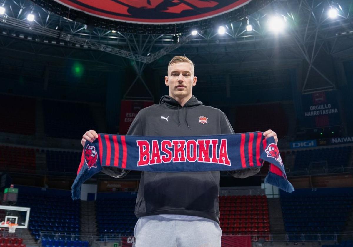 Samanic ya luce los colores del Baskonia en el Buesa Arena.