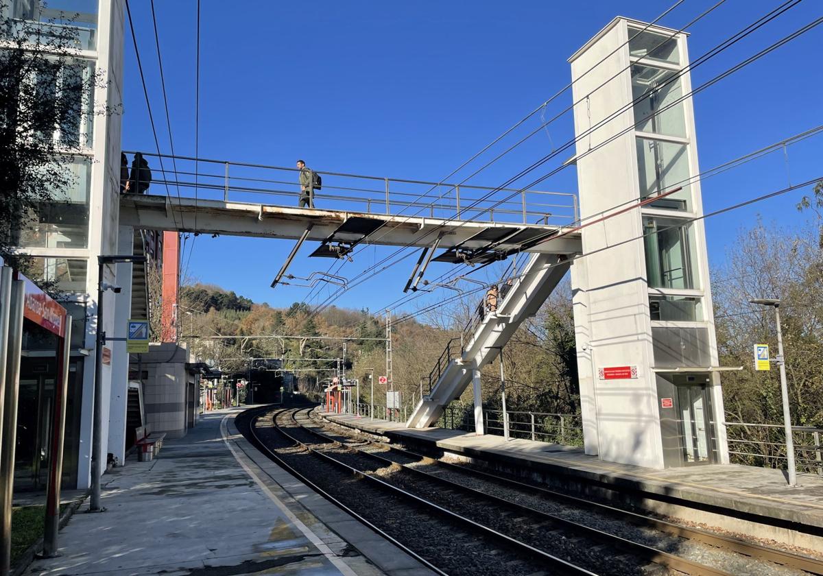 Vista de la pasarela que cruza los dos andenes de la estación de San Miguel y el ascensor averiado.