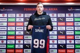 Samanic posa en su presentación con el Baskonia.